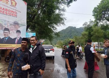 Bagikan Takjil Bersama Crew Jubir TV, Usep Wawan  Katakan Akan Selalu Mendukung Kegiatan Amal dan Sosial
