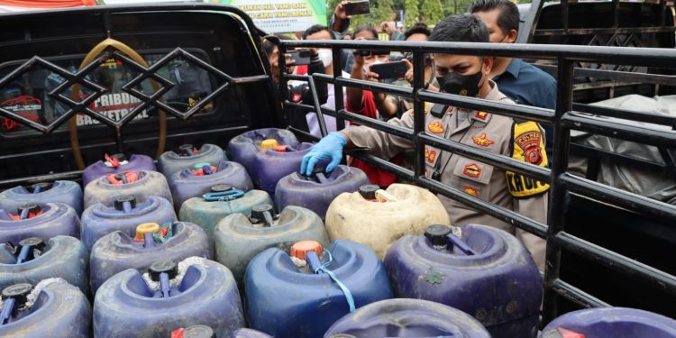 4 Tersangka Penyalahgunaan Solar untuk Pertanian Ditangkap Polres Sukabumi