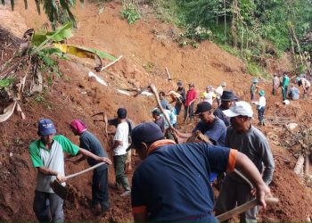 Sehari Jelang Puasa, Kades Cibodas Kerahkan Warga Kerja Bakti untuk Membantu Korban Longsor di Babakan Sawah