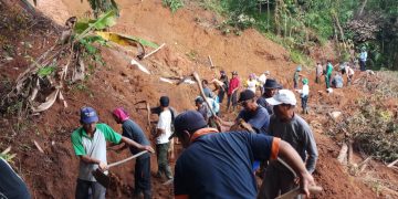 Sehari Jelang Puasa, Kades Cibodas Kerahkan Warga Kerja Bakti untuk Membantu Korban Longsor di Babakan Sawah