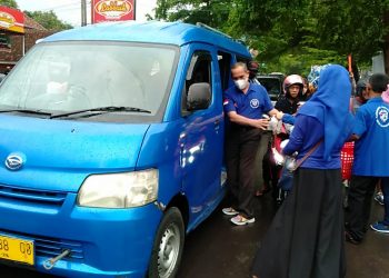 Ketua Fraksi Demokrat DPRD Kab. Sukabumi Barbagi Ratusan Takjil Kepada Pengguna Jalan