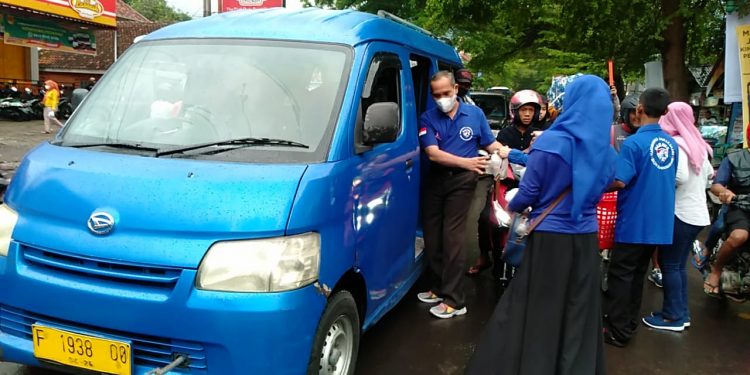Ketua Fraksi Demokrat DPRD Kab. Sukabumi Barbagi Ratusan Takjil Kepada Pengguna Jalan