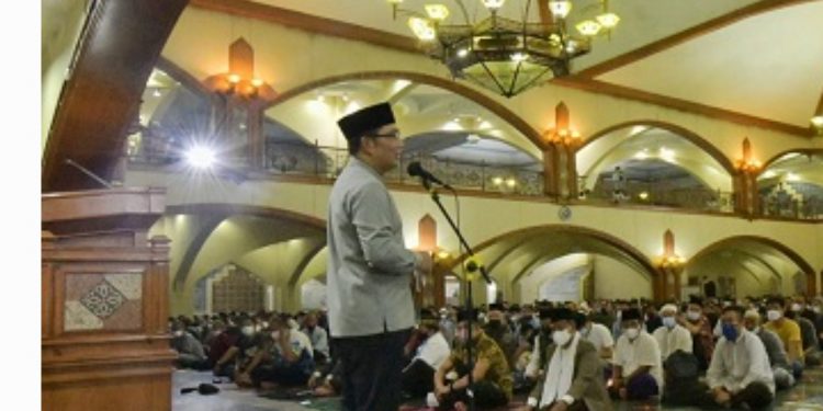 Awali Tarawih di Masjid Pusdai, Ridwan Kamil: Rindu Sudah 2 kali Ramadan tidak Bertemu Suasana Seperti ini