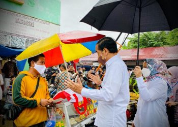 Awali Kunker  ke Provinsi Jambi, Presiden Berikan Bantuan Langsung Tunai (BLT) Minyak Goreng pada Pedagang