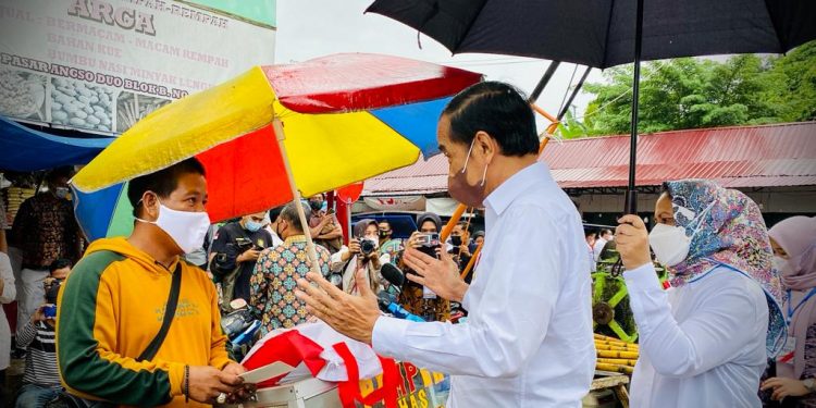 Awali Kunker  ke Provinsi Jambi, Presiden Berikan Bantuan Langsung Tunai (BLT) Minyak Goreng pada Pedagang