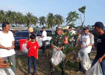 Giat Bersih di Pantai Palangpang, Ikatan Homestay Ciletuh Berhasil Kumpulkan 30 Karung Sampah Plastik