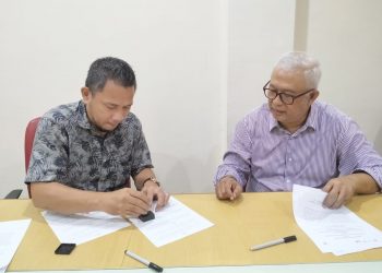 Ketua LSP Pers Indonesia Hence Mandagi dan Direktur Cybers Academy Victor Terinathe Tandatangani Nota Kesepahaman Pelatihan Jurnalistik