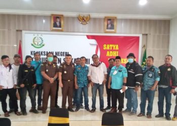 Datangi Kejaksaan Negeri Cibadak Bersama 11 Ketua LSM dan Ormas, Hakim Adonara Minta Kejaksaan tidak ‘Bermain’ pada Level Kades Saja