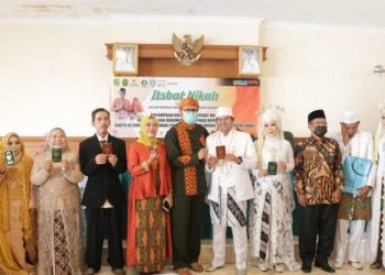 30 Pasangan Peserta Sidang Isbath Nikah Menerima Dokumen Administrasi Kependudukan