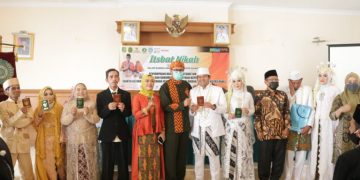 30 Pasangan Peserta Sidang Isbath Nikah Menerima Dokumen Administrasi Kependudukan