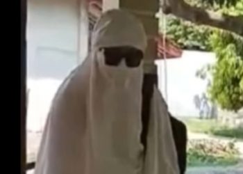 Gunakan Masker, dan Kacamata Hitam, Sosok Misterius Berbusana Putih ini, Resahkan Warga Pringsewu Lampung