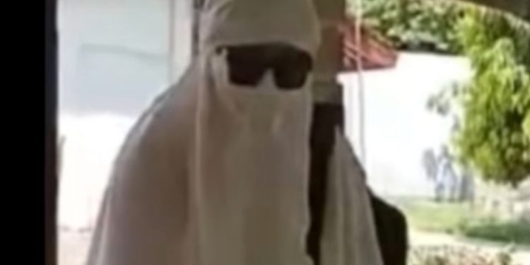 Gunakan Masker, dan Kacamata Hitam, Sosok Misterius Berbusana Putih ini, Resahkan Warga Pringsewu Lampung