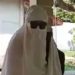 Gunakan Masker, dan Kacamata Hitam, Sosok Misterius Berbusana Putih ini, Resahkan Warga Pringsewu Lampung