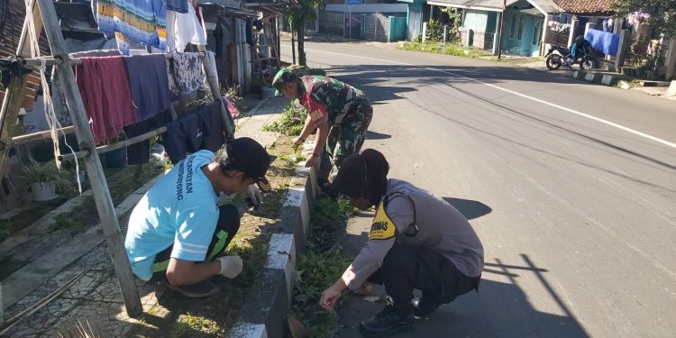 Polisi dan TNI  Bersama Petugas Kelurahan Bersihkan Taman Kota Sukabumi