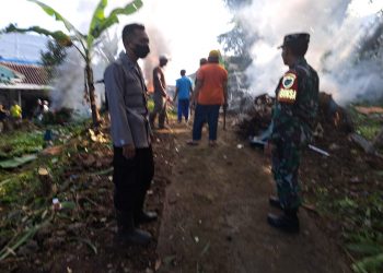 Antisipasi Bencana Alam, Polsek Cibeureum dan Warga Gotong Royong Bersihkan Lingkungan