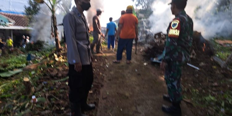 Antisipasi Bencana Alam, Polsek Cibeureum dan Warga Gotong Royong Bersihkan Lingkungan