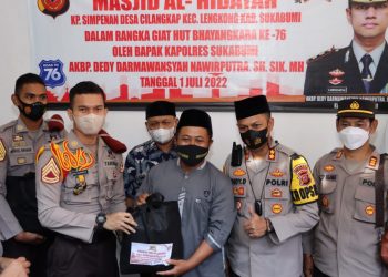 Kapolres Sukabumi Bantu Pembiayaan Renovasi Mesjid Al- Hidayah  Lengkong