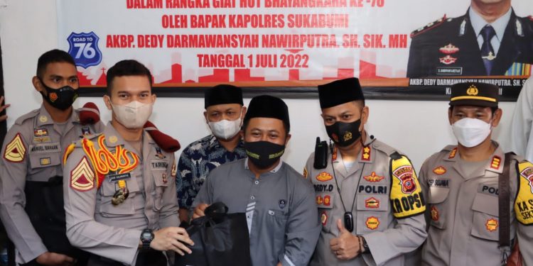 Kapolres Sukabumi Bantu Pembiayaan Renovasi Mesjid Al- Hidayah  Lengkong