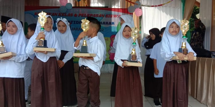 Raya Nur Aulia Borong Juara Satu MD dan MI Cikakak Dihari Kenaikan Kelas Tahun 2022