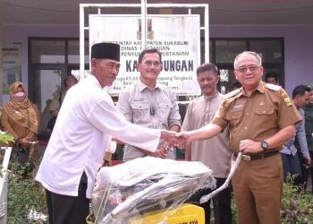 Wabup Sukabumi Serahkan Bantuan Alsintan bagi Petani di Cicurug