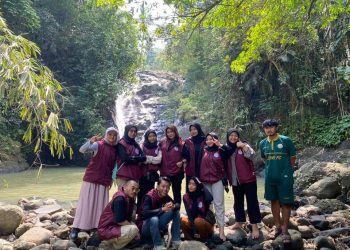 MAHASISWA KKN-T UMMI DORONG PENGEMBANGAN CURUG LUHUR CIKIDANG