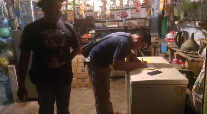 Anggota Polsek Ciemas tengah melakukan razia di salasatu pedagang di kawasan Pantai Palangpang