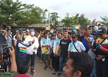 BUPATI DAN GUBERNUR BERMAIN LAYANGAN AWALI PESTA PERMAINAN RAKYAT DAN OLAHRAGA TRADISIONAL