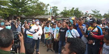 BUPATI DAN GUBERNUR BERMAIN LAYANGAN AWALI PESTA PERMAINAN RAKYAT DAN OLAHRAGA TRADISIONAL