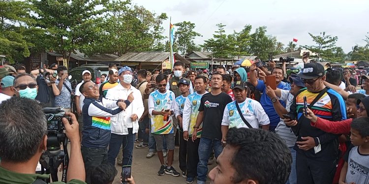 BUPATI DAN GUBERNUR BERMAIN LAYANGAN AWALI PESTA PERMAINAN RAKYAT DAN OLAHRAGA TRADISIONAL