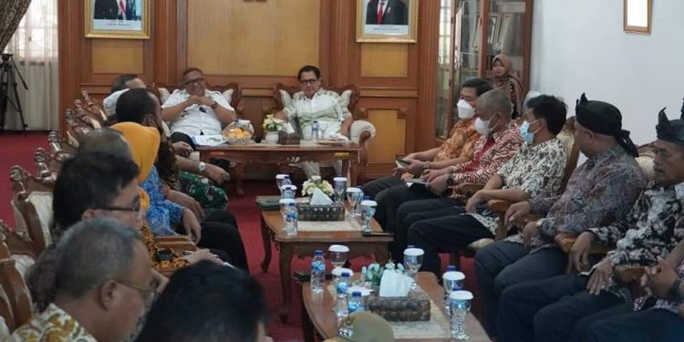 BUPATI TERIMA DIREKSI CAH ANGON FOUNDATION BAHAS PROGRAM DESA SEJAHTERA ASTRA