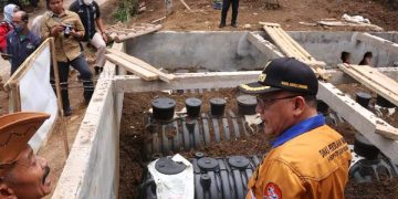 Iyos Soemantri Tinjau Pembangunan Sistem Pengelolaan Air Limbah Domestik Terpusat (SPALD-T) di Desa Sindangresmi