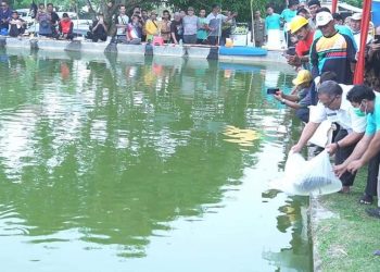 Bupati Sukabumi Serahkan 3 Unit Mesin Kapal  kepada Kelompok Nelayan