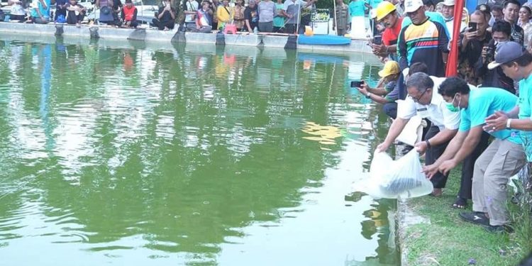 Bupati Sukabumi Serahkan 3 Unit Mesin Kapal kepada Kelompok Nelayan
