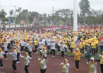 Ribuan Peserta Turut Serta pada Pembukaan Senam ” GURILAPSS ” yang Dibuka oleh Bupati Sukabumi di Lapangan Canghegar