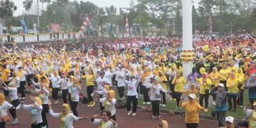 Ribuan Peserta Turut Serta pada Pembukaan Senam ” GURILAPSS ” yang Dibuka oleh Bupati Sukabumi di Lapangan Canghegar