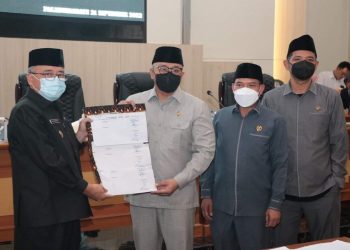 BUPATI SAMPAIKAN PENDAPAT AKHIR DAN NOTA PENGANTAR DI PARIPURNA DPRD SUKABUMI