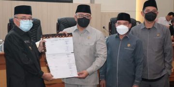 BUPATI SAMPAIKAN PENDAPAT AKHIR DAN NOTA PENGANTAR DI PARIPURNA DPRD SUKABUMI