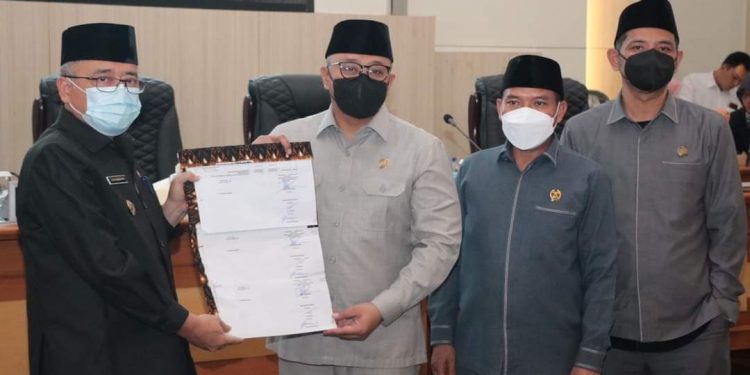 BUPATI SAMPAIKAN PENDAPAT AKHIR DAN NOTA PENGANTAR DI PARIPURNA DPRD SUKABUMI