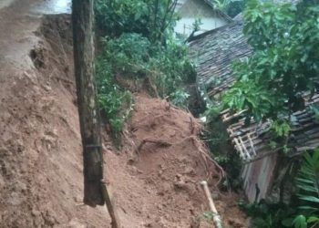Longsor Terjang 4 Rumah Warga di Cidolog Sukabumi