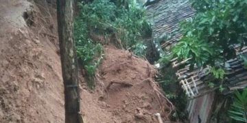 Longsor Terjang 4 Rumah Warga di Cidolog Sukabumi