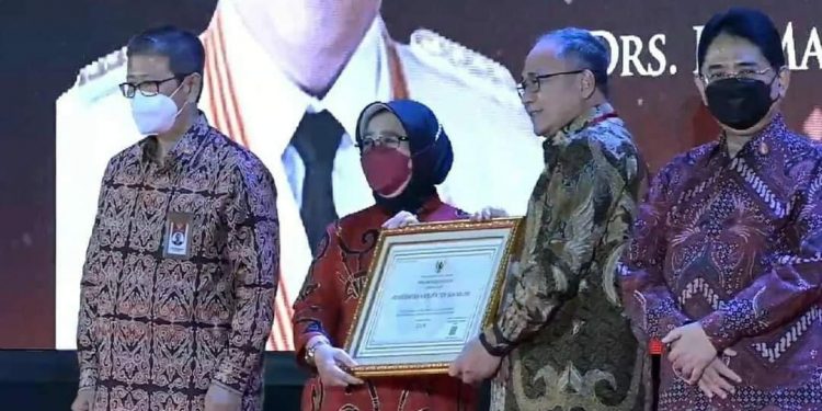PEMKAB SUKABUMI RAIH PREDIKAT BAIK DALAM ANUGERAH KUALITAS PENGISIAN JPT TAHUN 2021