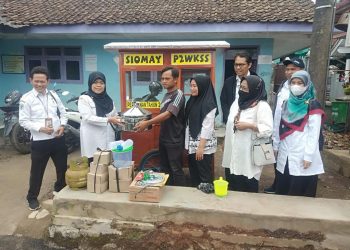 DUKUNG P2WKSS, DINAS PERIKANAN SUKABUMI SERAHKAN BANTUAN SARANA USAHA