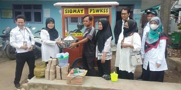 DUKUNG P2WKSS, DINAS PERIKANAN SUKABUMI SERAHKAN BANTUAN SARANA USAHA