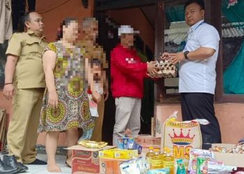 Kepala Sentra Phalamartha Kementrian Sosial RI, Cup Santo Berikan Bantuan kepada Keluarga Siswi SD yang Pingsan Saat Upacara  di Cibadak