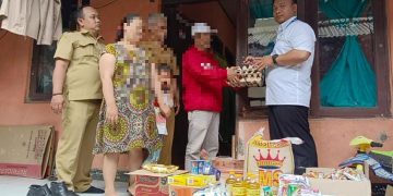 Kepala Sentra Phalamartha Kementrian Sosial RI, Cup Santo Berikan Bantuan kepada Keluarga Siswi SD yang Pingsan Saat Upacara  di Cibadak
