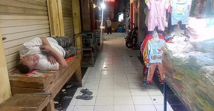 Makin Sepi Pembeli, Pedagang  Pakaian di Pasar Semi Modern Cibadak Terancam Gulung-Tikar Berjamaah
