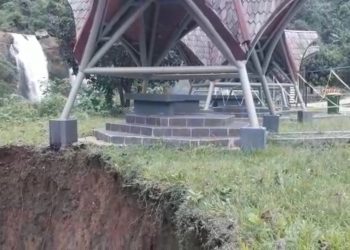Akibat Hujan Deras Obyek Wisata Curug Sodong Mengalami Longsor