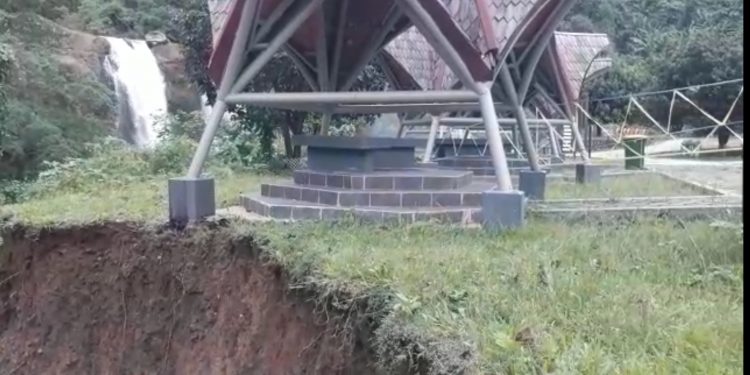 Akibat Hujan Deras Obyek Wisata Curug Sodong Mengalami Longsor