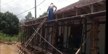 Rusak Parah dan Sudah Tidak layak pakai, Warga Gotong Royong Renovasi Mesjid