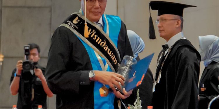 Raih Wisudawan Terbaik pada Program Magister, Ayep Zaki Siap Berkontribusi untuk Indonesia